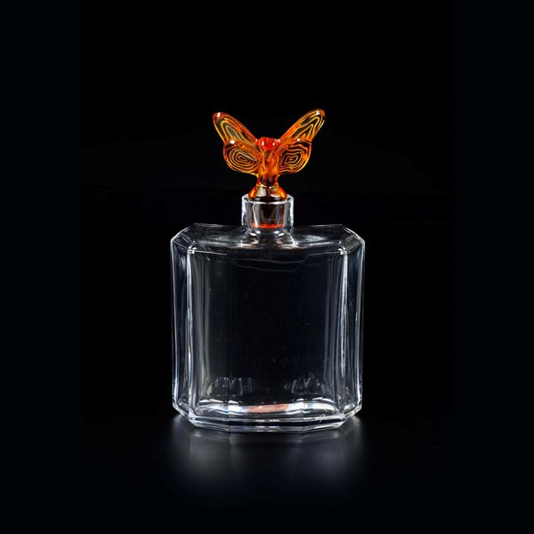 Bottiglia “Papillon ambra”. Francia, Maniffattura Baccarat, XX secolo. 