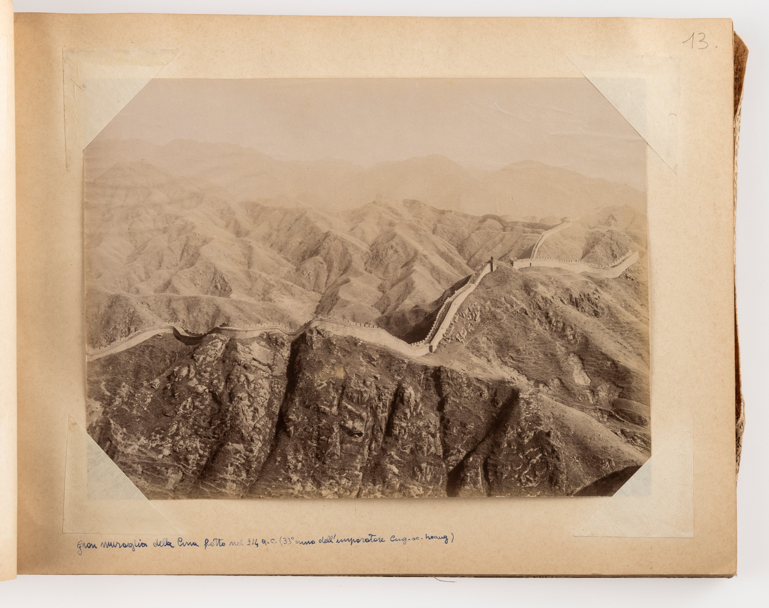 Album contenente fotografie della Cina dell’Ottocento Lotto composto da: 31 stampe all’albumina, ...