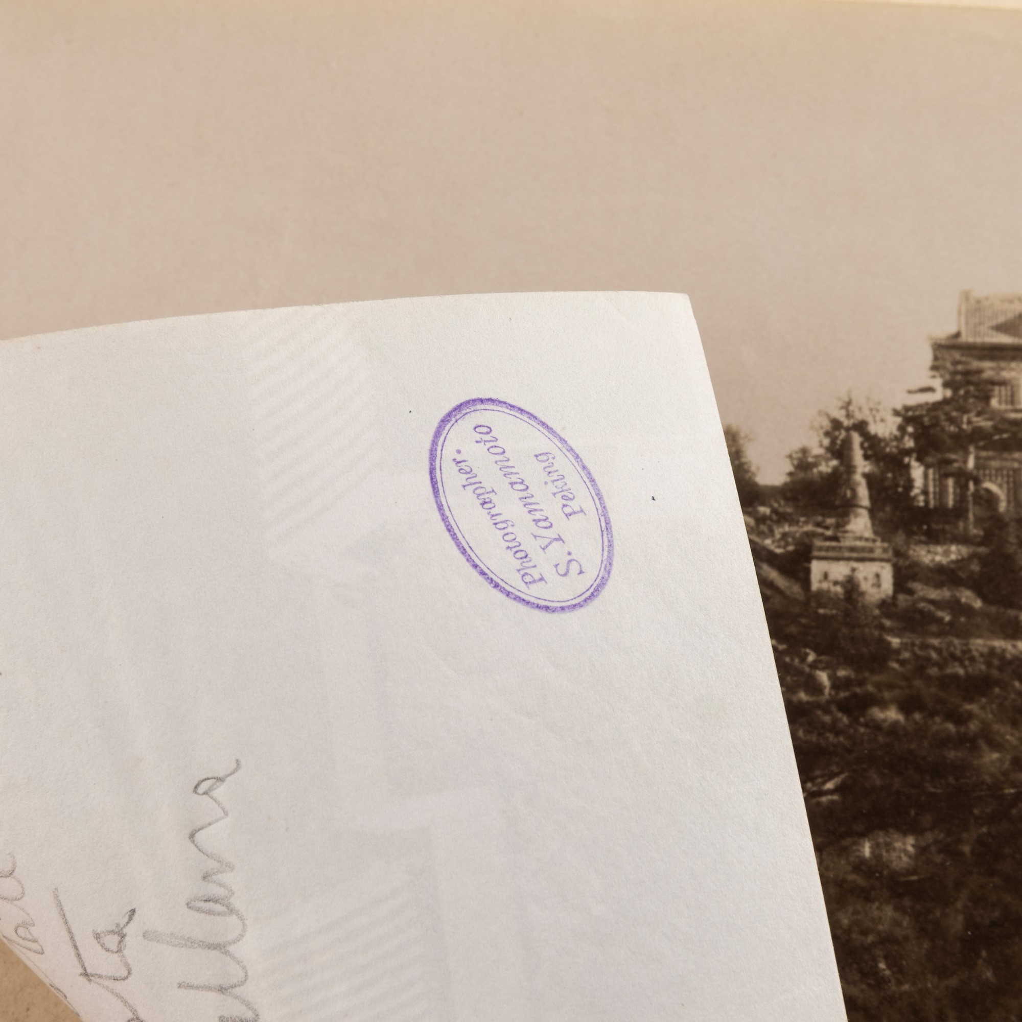 Album contenente fotografie della Cina dell’Ottocento Lotto composto da: 31 stampe all’albumina, ...