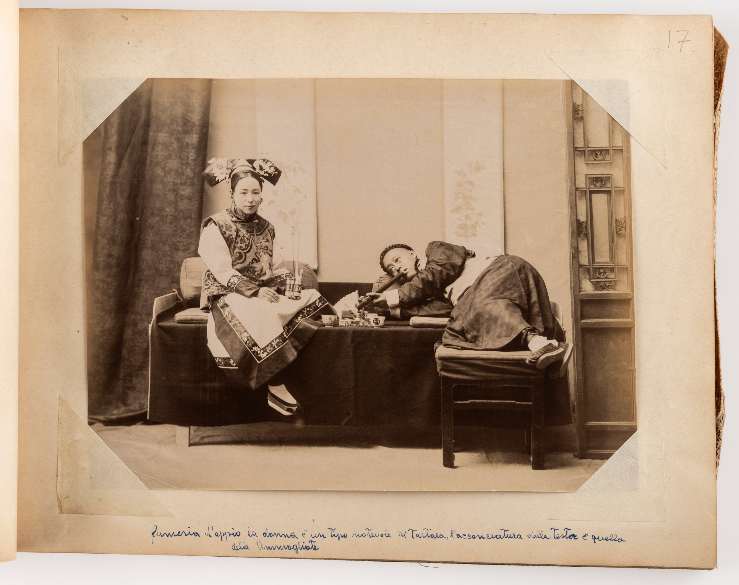 Album contenente fotografie della Cina dell’Ottocento Lotto composto da: 31 stampe all’albumina, ...