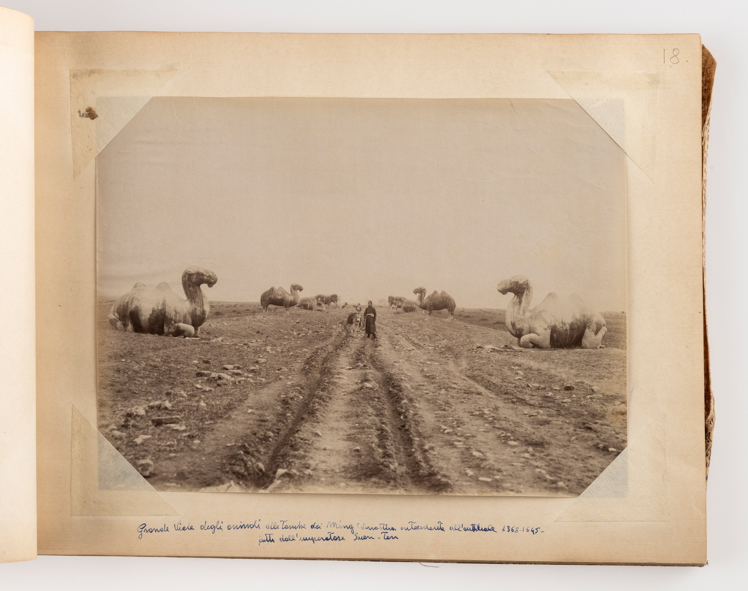 Album contenente fotografie della Cina dell’Ottocento Lotto composto da: 31 stampe all’albumina, ...