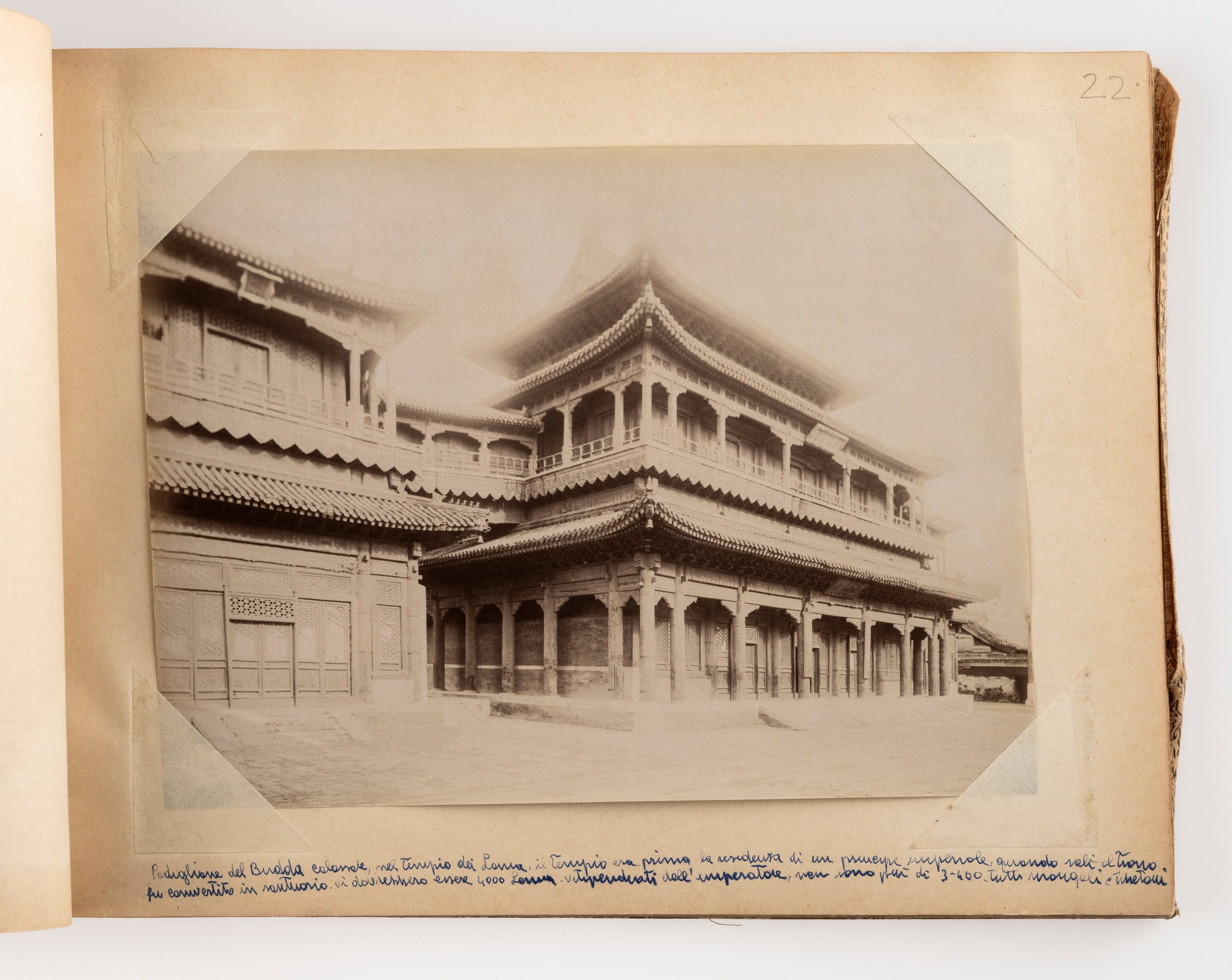 Album contenente fotografie della Cina dell’Ottocento Lotto composto da: 31 stampe all’albumina, ...
