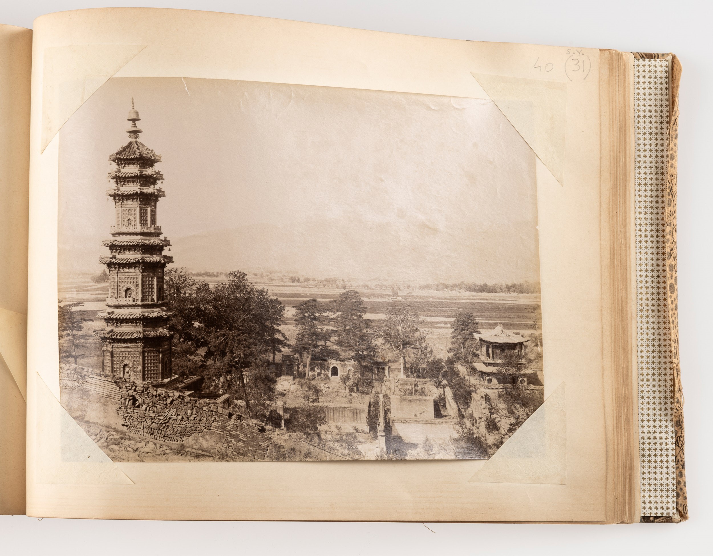 Album contenente fotografie della Cina dell’Ottocento Lotto composto da: 31 stampe all’albumina, ...