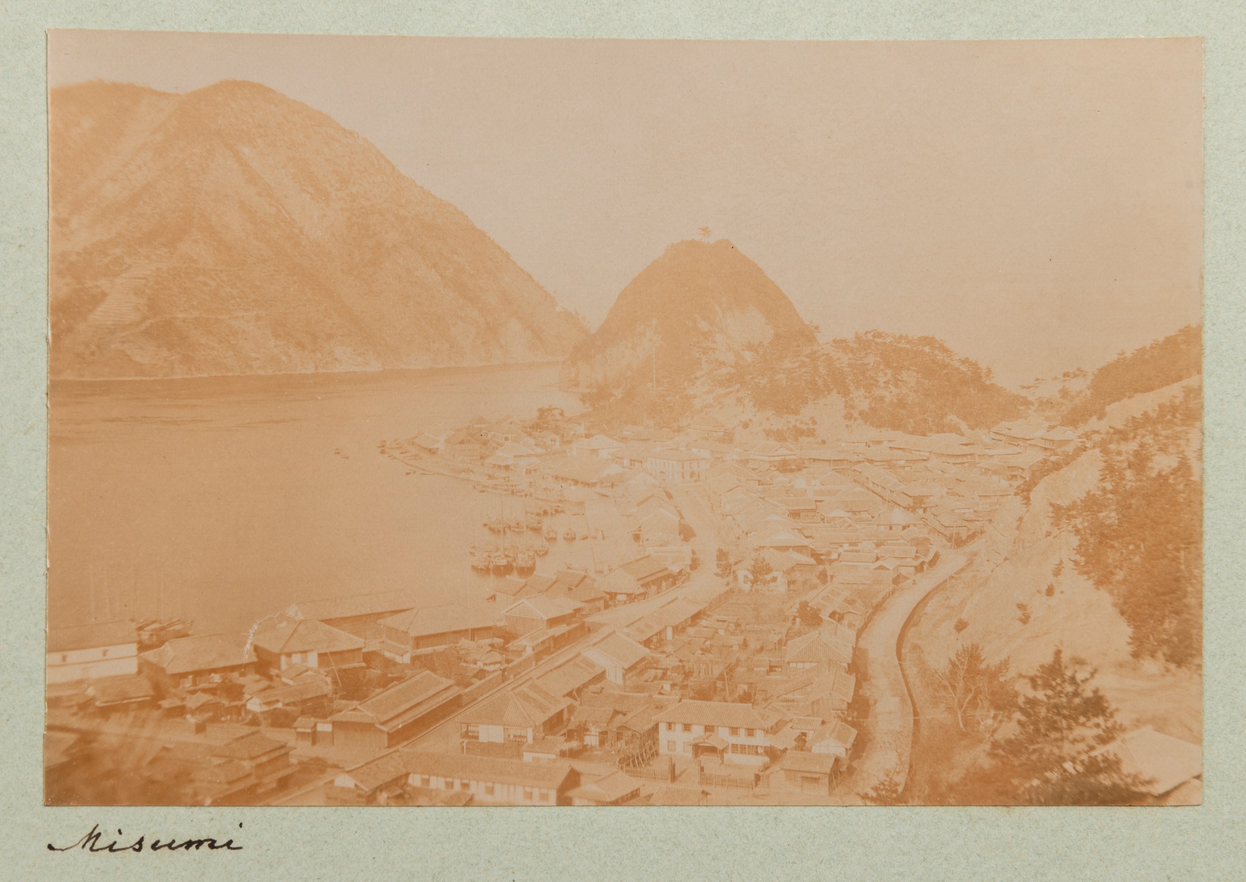 Album contenente fotografie della Cina dell’Ottocento Lotto composto da: 31 stampe all’albumina, ...