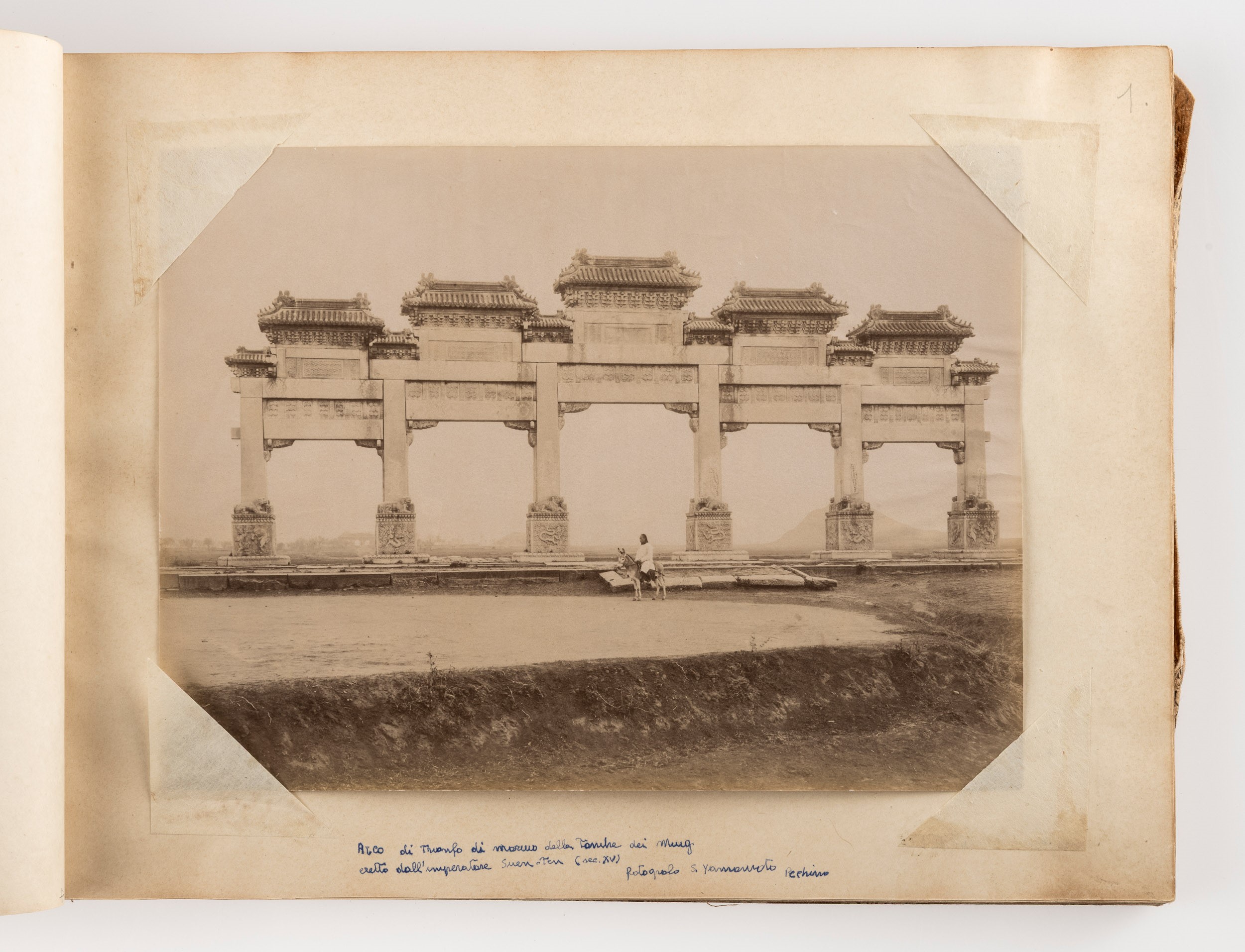 Album contenente fotografie della Cina dell’Ottocento Lotto composto da: 31 stampe all’albumina, ...