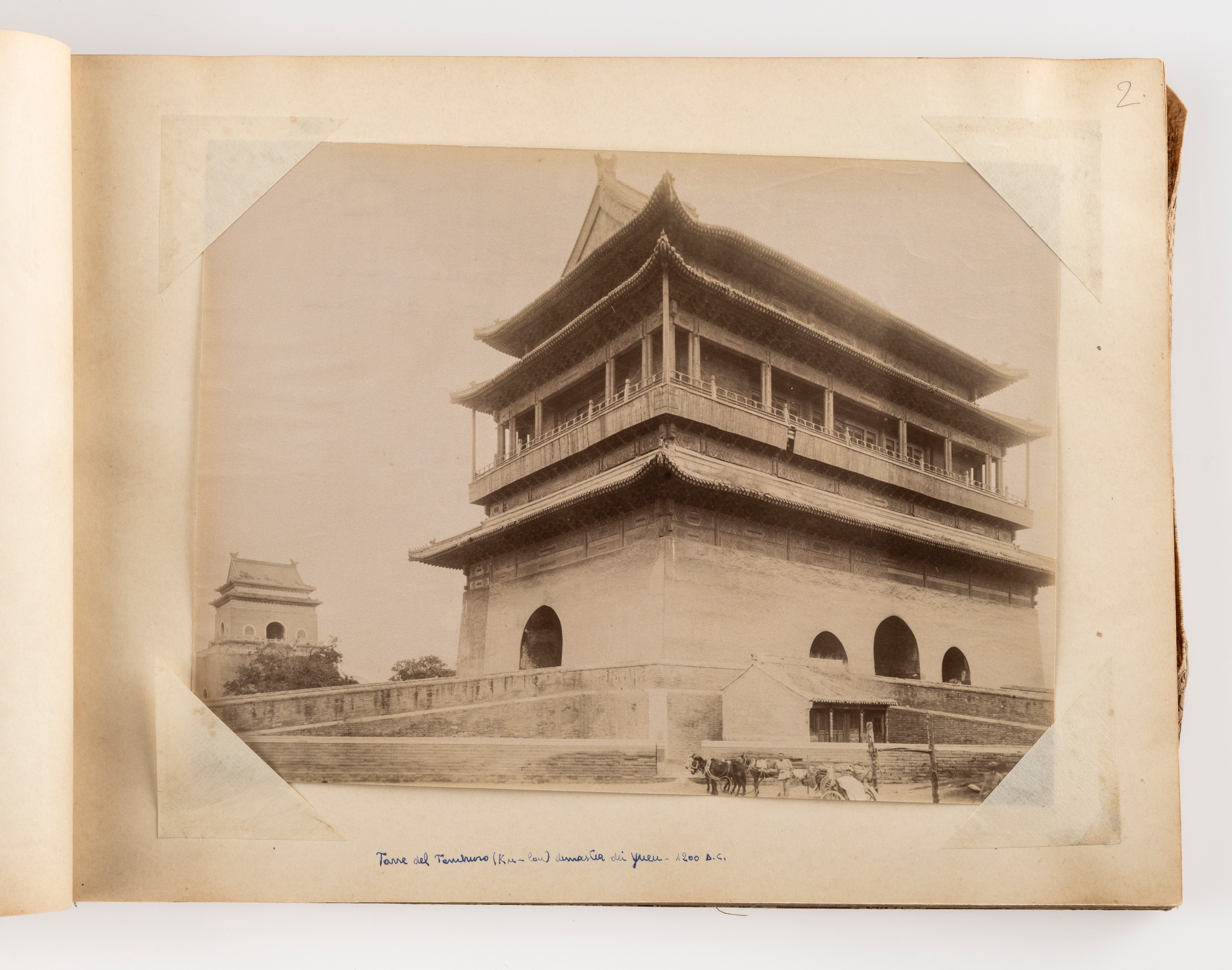 Album contenente fotografie della Cina dell’Ottocento Lotto composto da: 31 stampe all’albumina, ...