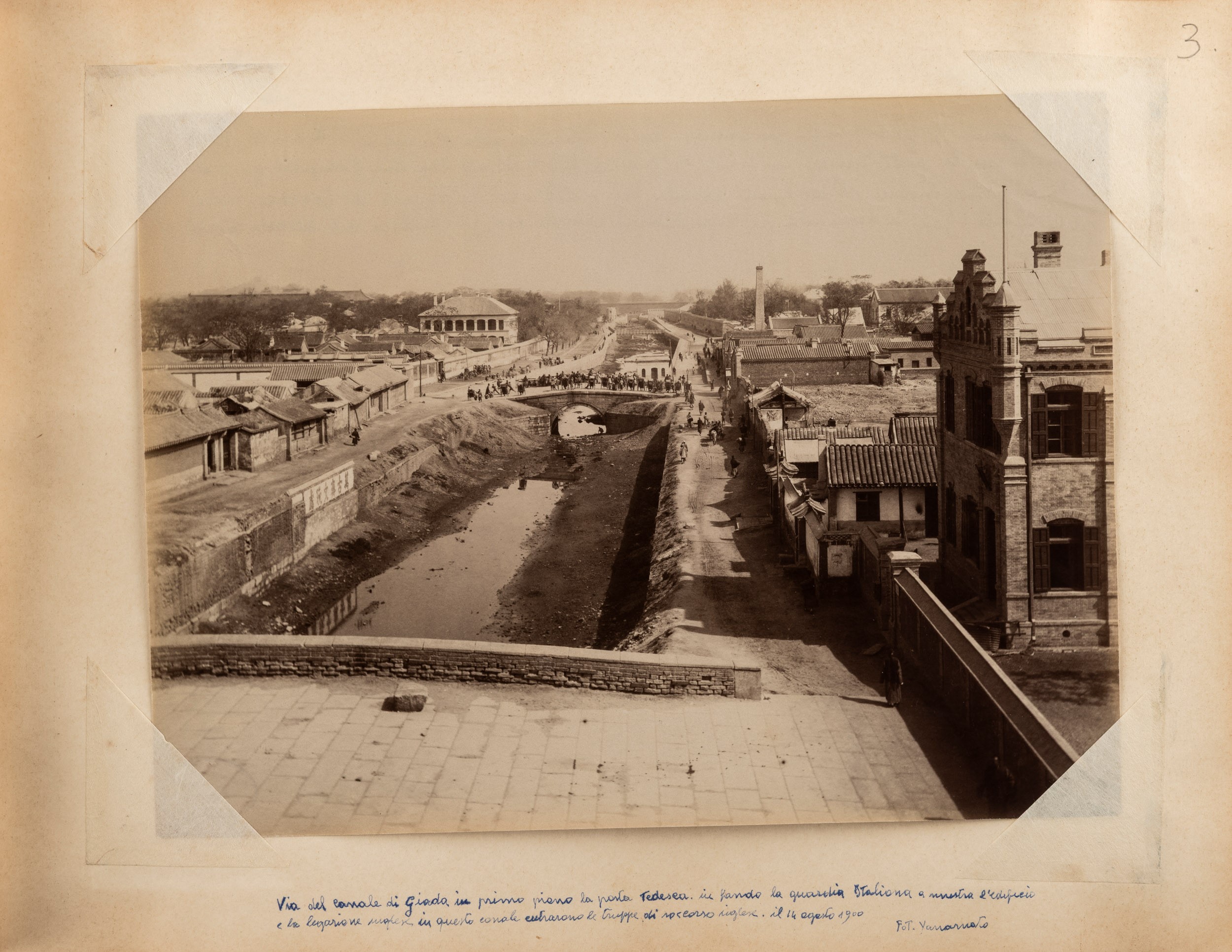 Album contenente fotografie della Cina dell’Ottocento Lotto composto da: 31 stampe all’albumina, ...
