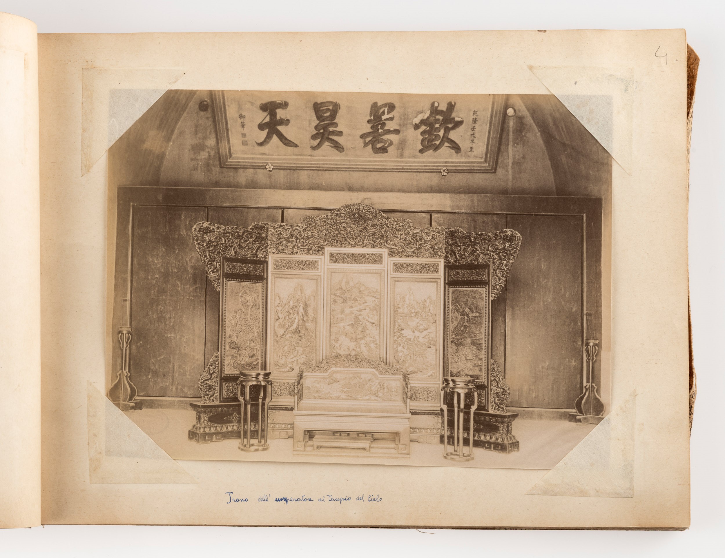 Album contenente fotografie della Cina dell’Ottocento Lotto composto da: 31 stampe all’albumina, ...