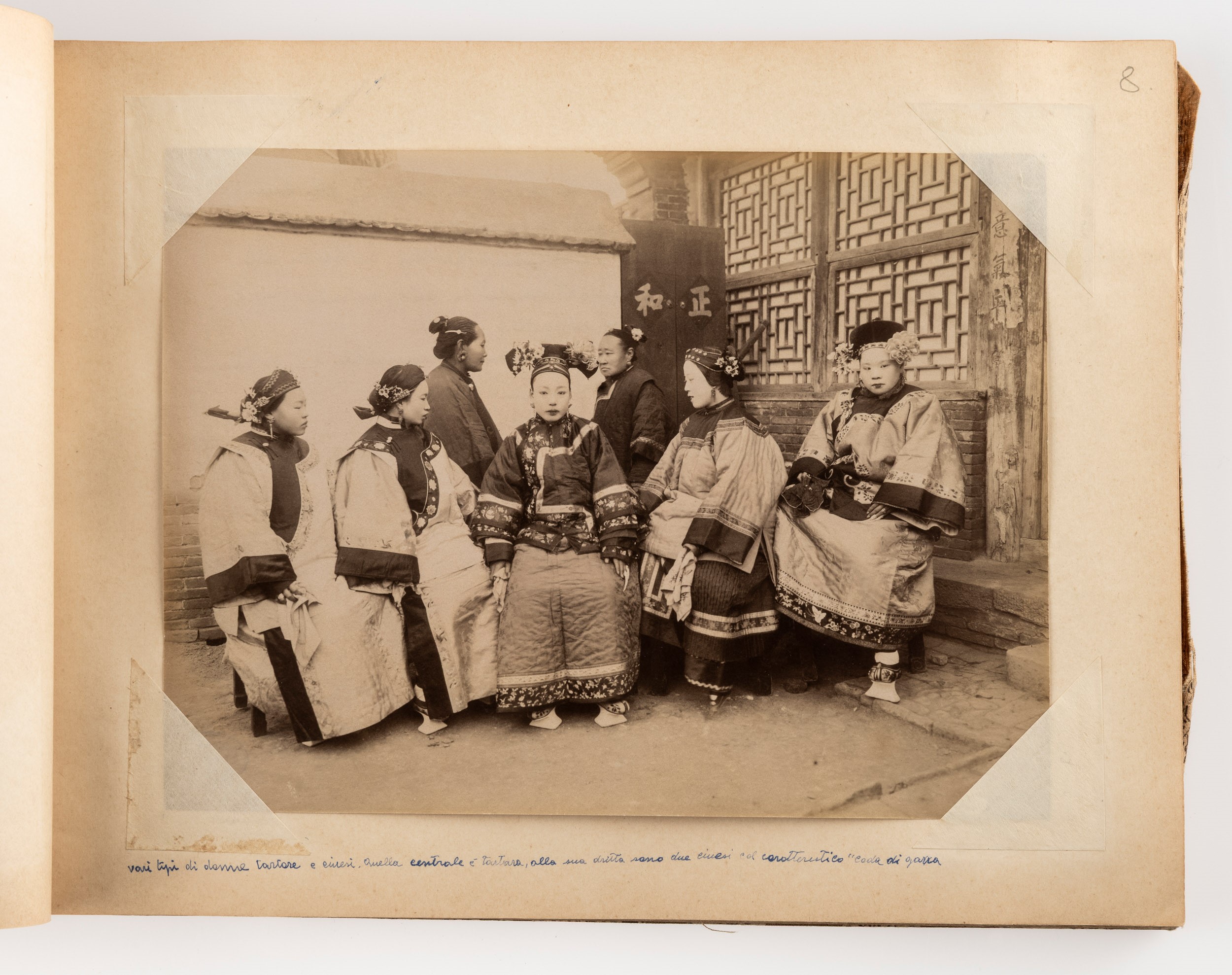 Album contenente fotografie della Cina dell’Ottocento Lotto composto da: 31 stampe all’albumina, ...