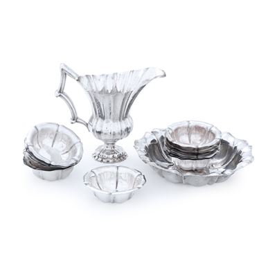Argentiere italiano del XX secolo, Set di coppette lavadita con brocca e bacile in argento fuso e...