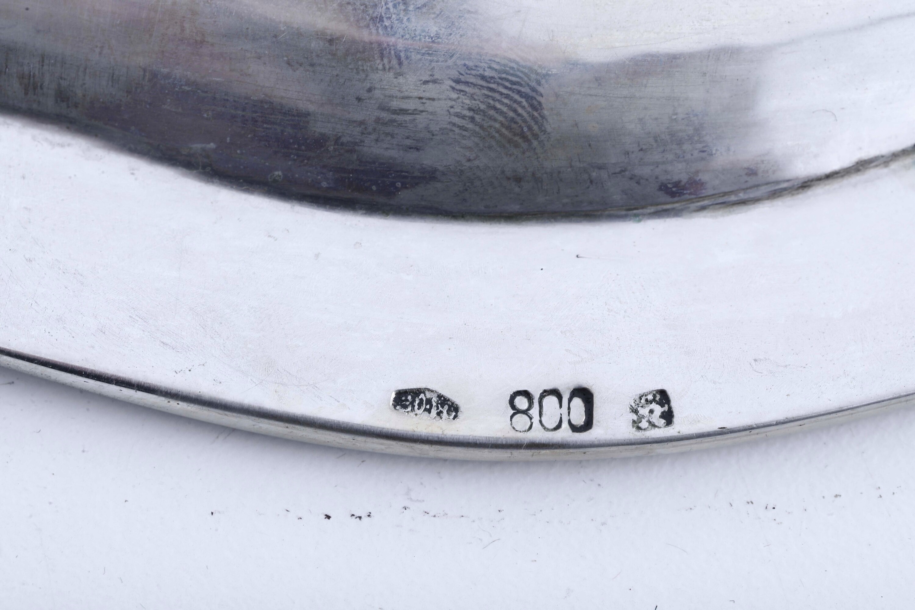 Argenteria italiana del XX secolo, grande piatto e vassoio ovale in argento fuso e sagomato