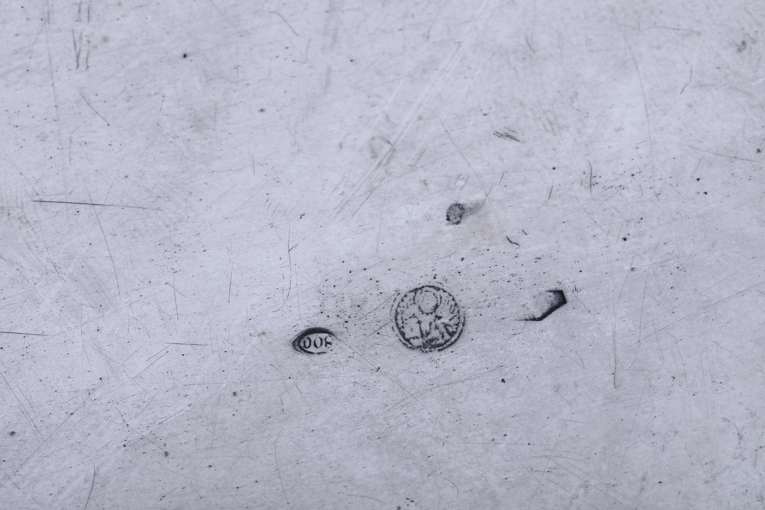 Argenteria italiana del XX secolo, grande piatto e vassoio ovale in argento fuso e sagomato