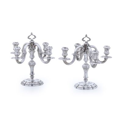 F.lli Di Leone (argentiere), Coppia di candelabri in argenteria milanese, argento fuso e sagomato...