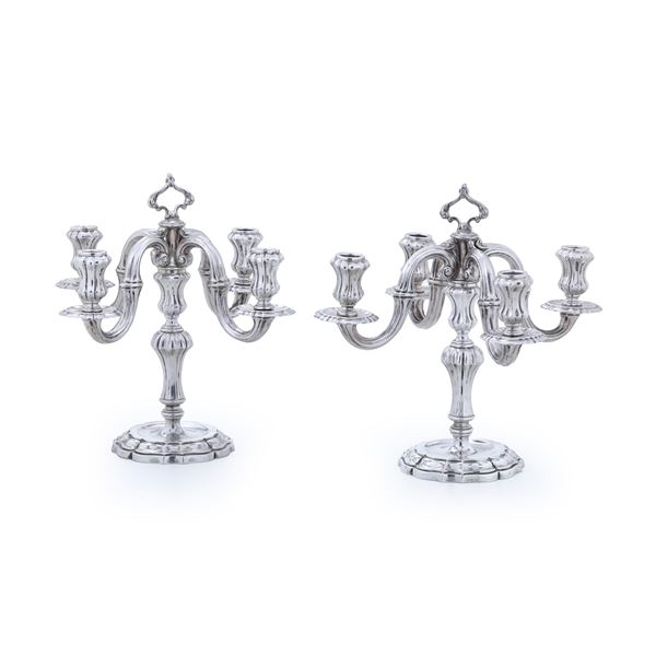 Coppia di candelabri. Argenteria milanese del XX secolo, bollo con fascio littorio in uso dal 1935 al 1945, argentiere F.lli Di Leone, Milano