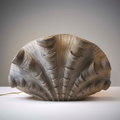 Lampada-scultura da tavolo in legno intagliato