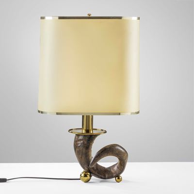 Lampada da tavolo in corno e ottone con paralume in tessuto