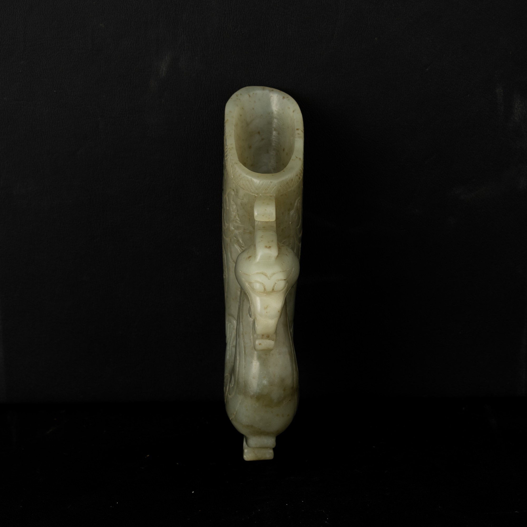 Cina, Riton in giada Celadon raffigurante fenice con motivi incisi, Dinastia Qing, epoca Qianlong...