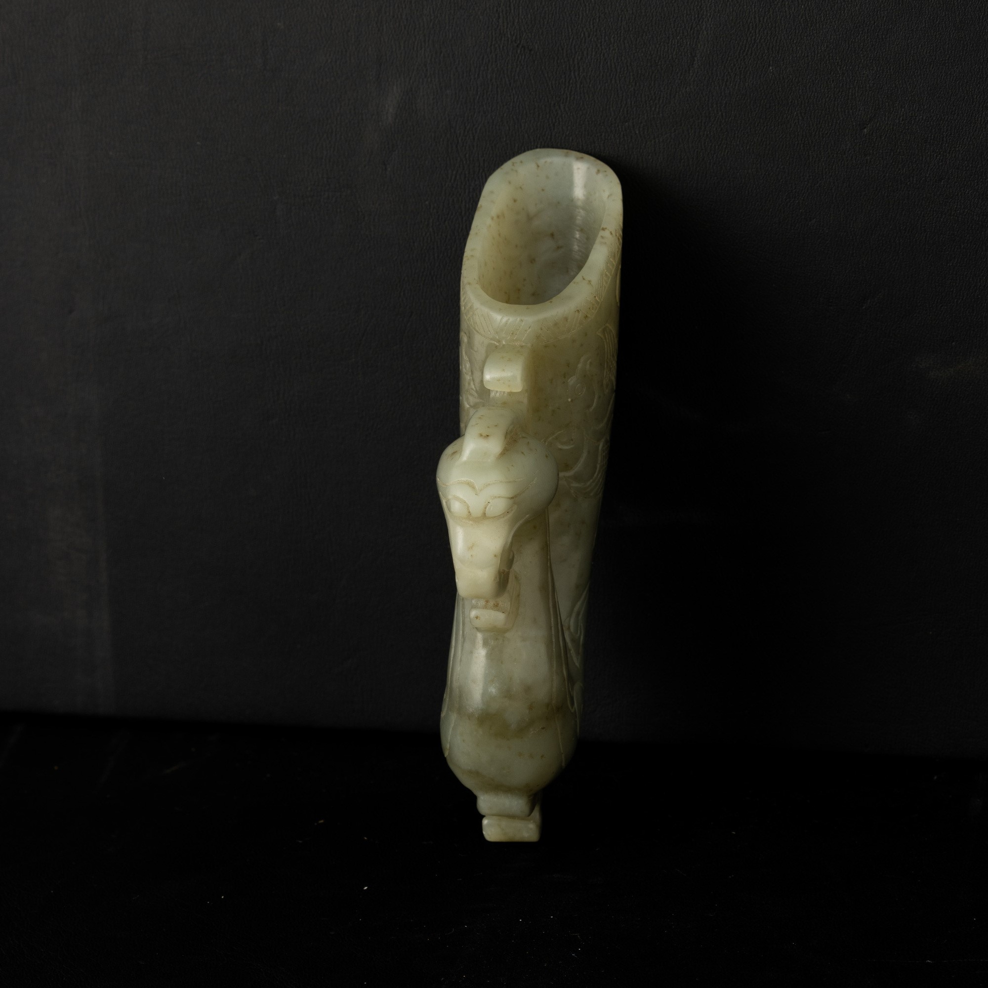 Cina, Riton in giada Celadon raffigurante fenice con motivi incisi, Dinastia Qing, epoca Qianlong...