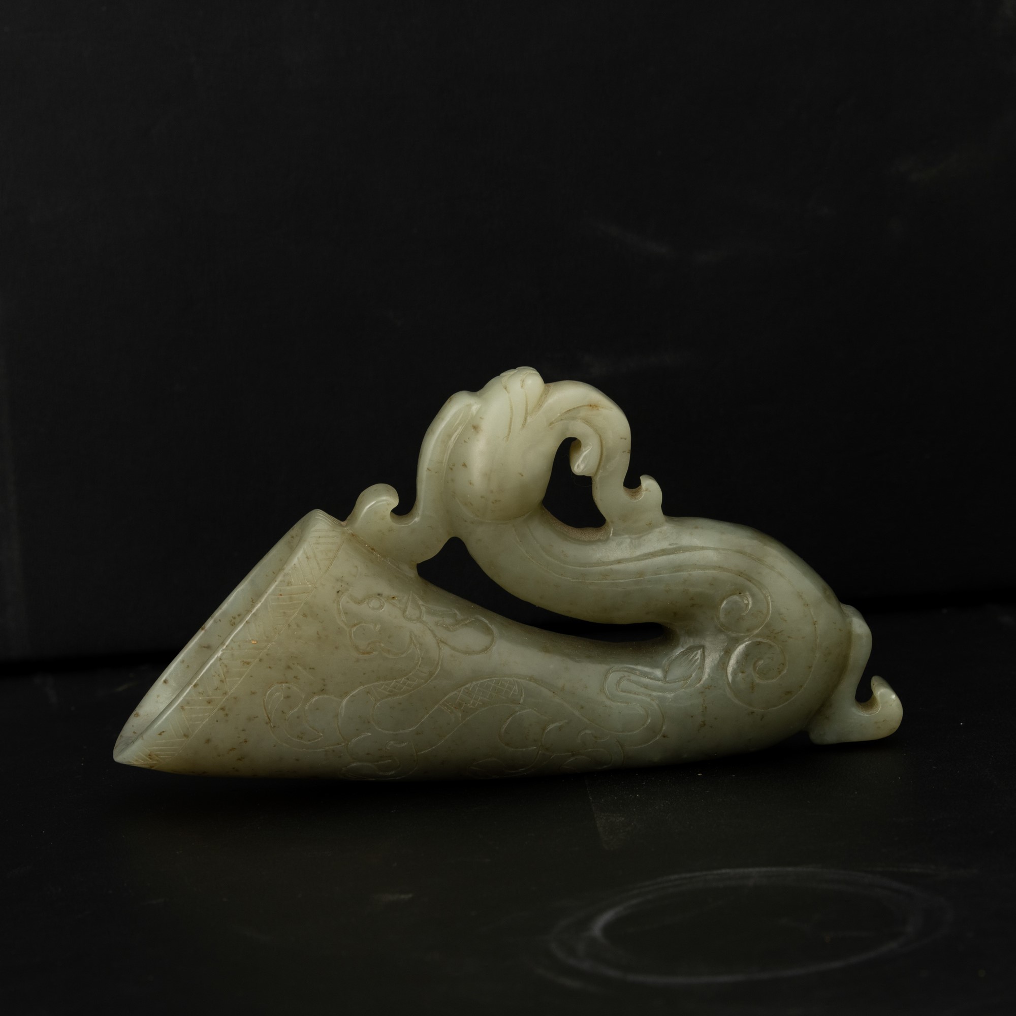 Cina, Riton in giada Celadon raffigurante fenice con motivi incisi, Dinastia Qing, epoca Qianlong...