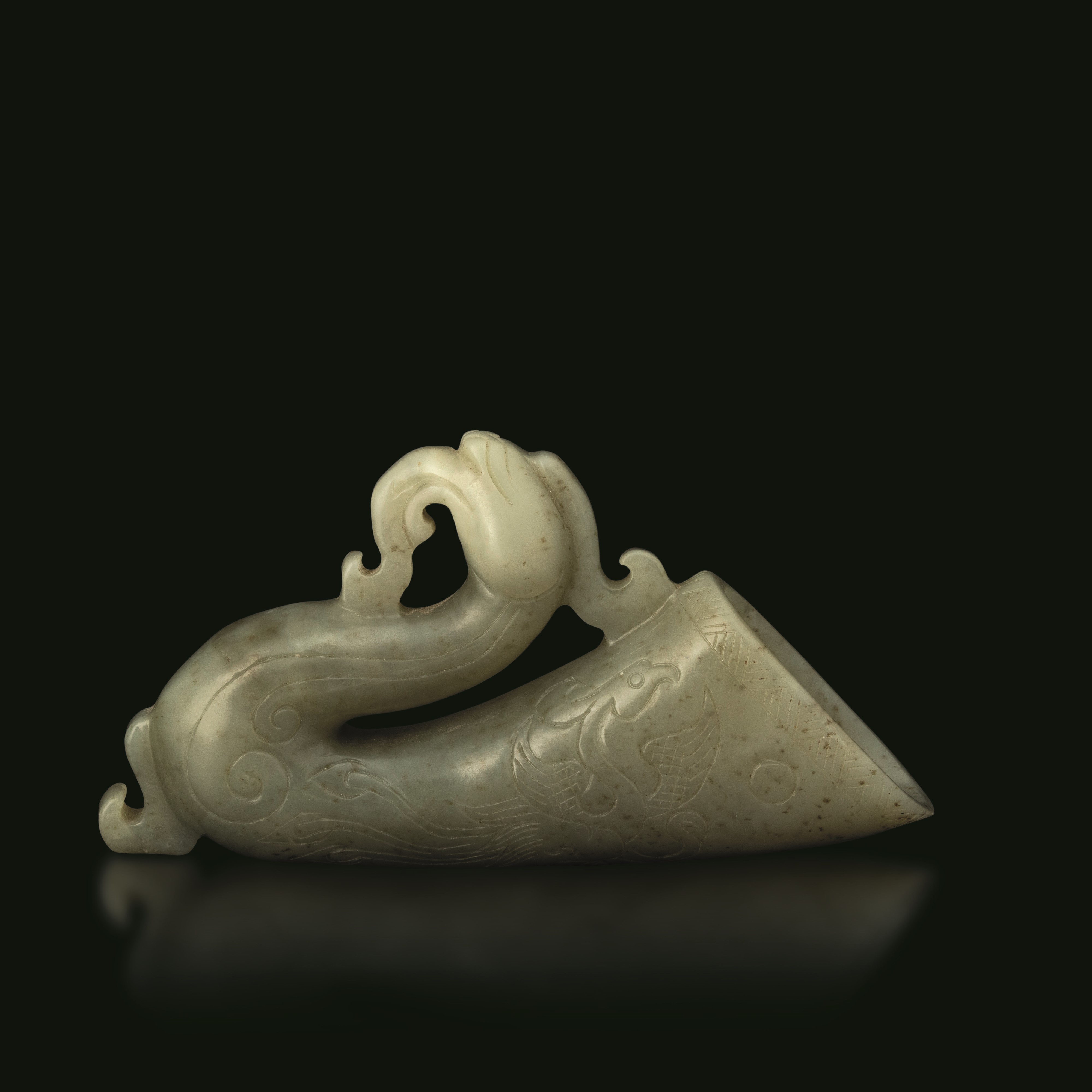 Cina, Riton in giada Celadon raffigurante fenice con motivi incisi, Dinastia Qing, epoca Qianlong...