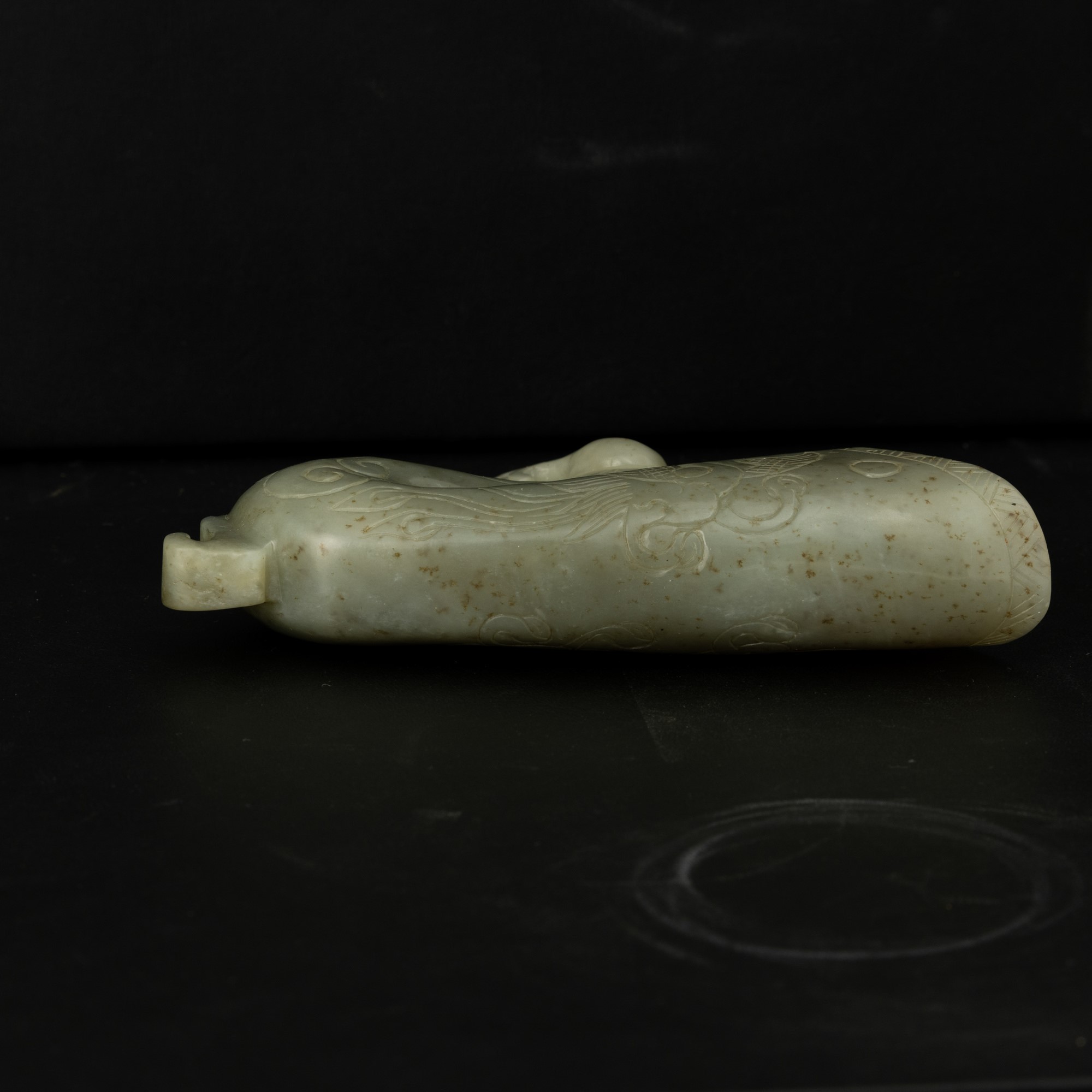 Cina, Riton in giada Celadon raffigurante fenice con motivi incisi, Dinastia Qing, epoca Qianlong...