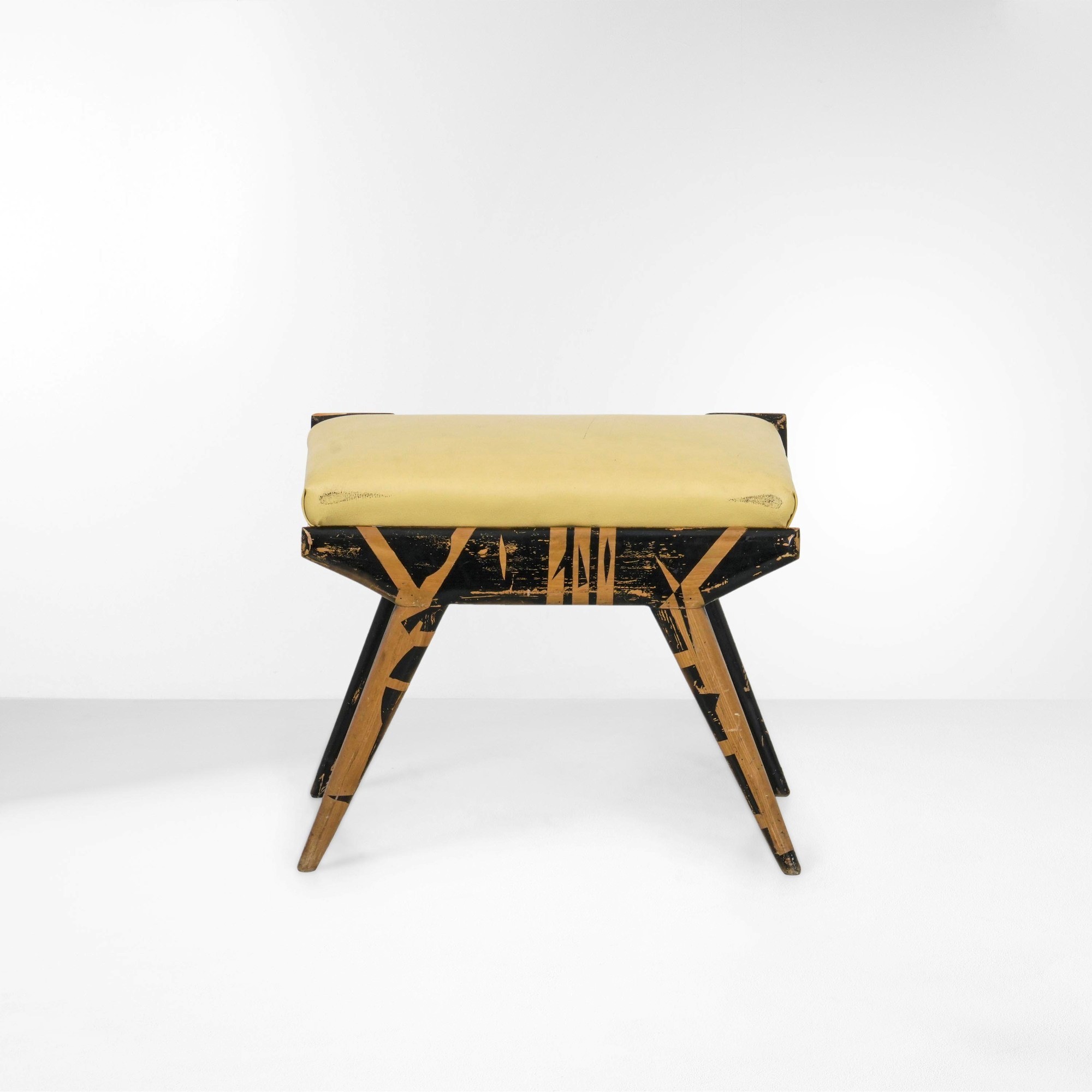 Produzione italiana, Pouf in legno laccato con rivestimento in skai