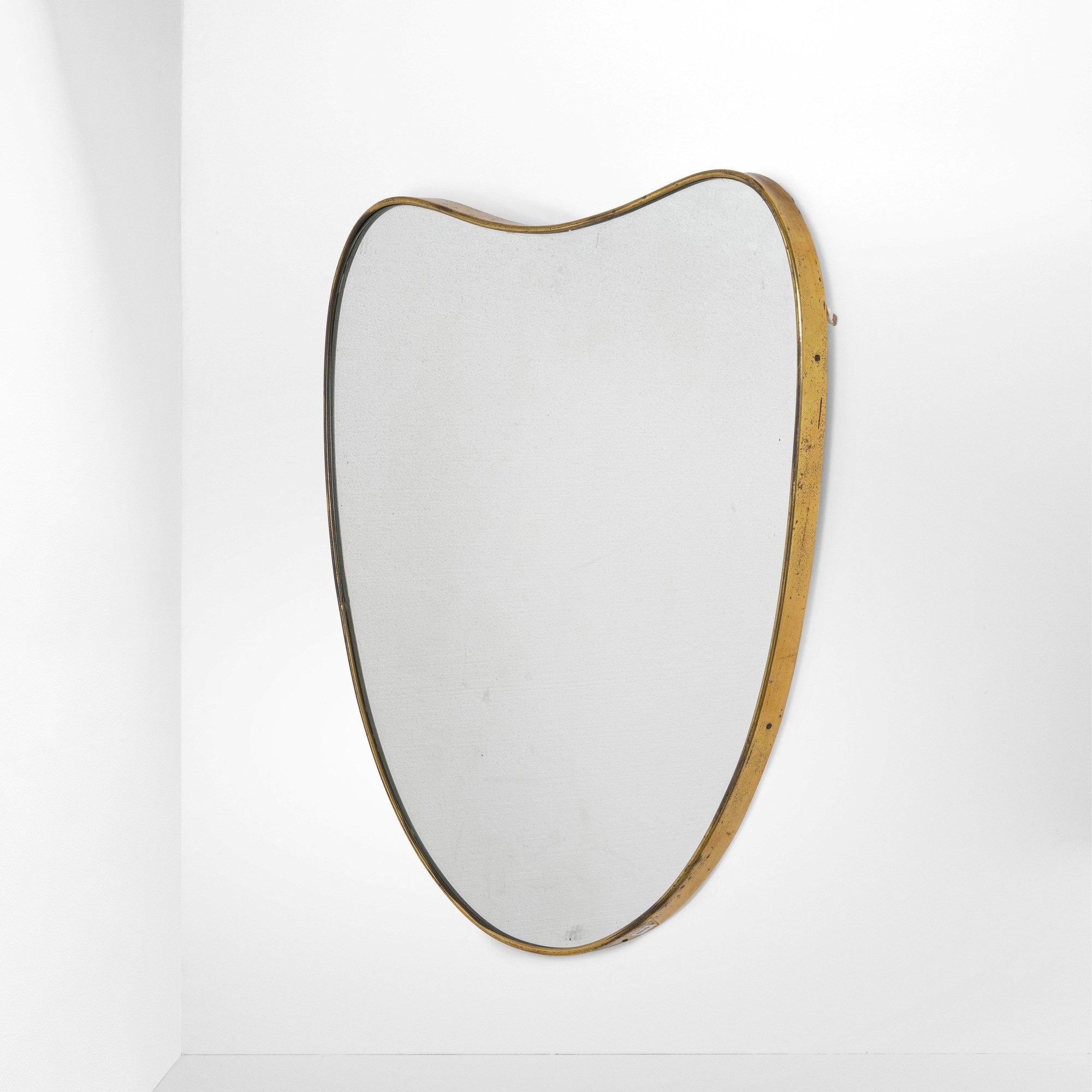 Specchiera, cornice in ottone con cristallo specchiato (produzione italiana, ca. 1950)