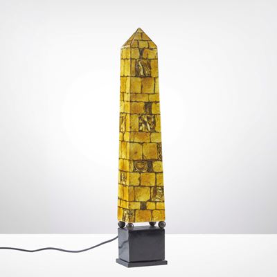 Lampada da tavolo mod. “Muro antico”, struttura in metallo dipinto a mano e diffusore in perspex ...
