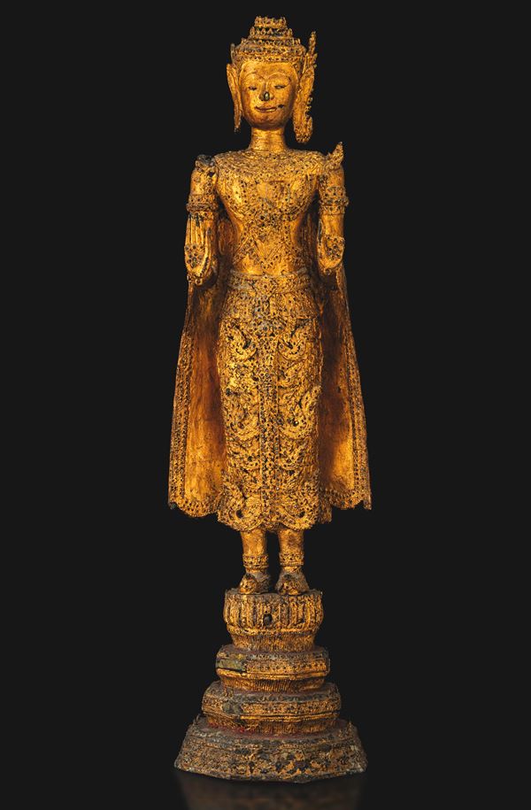 Figura di Buddha stante in bronzo dorato, Thailandia, XIX secolo
