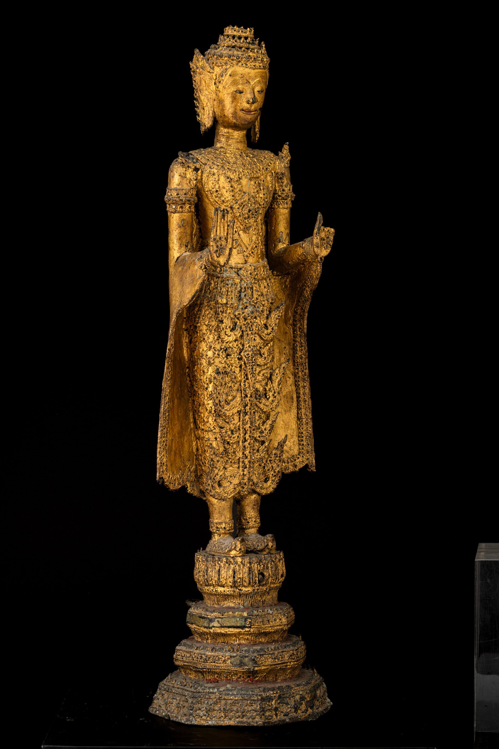 Figura di Buddha stante, bronzo dorato, Thailandia, XIX secolo