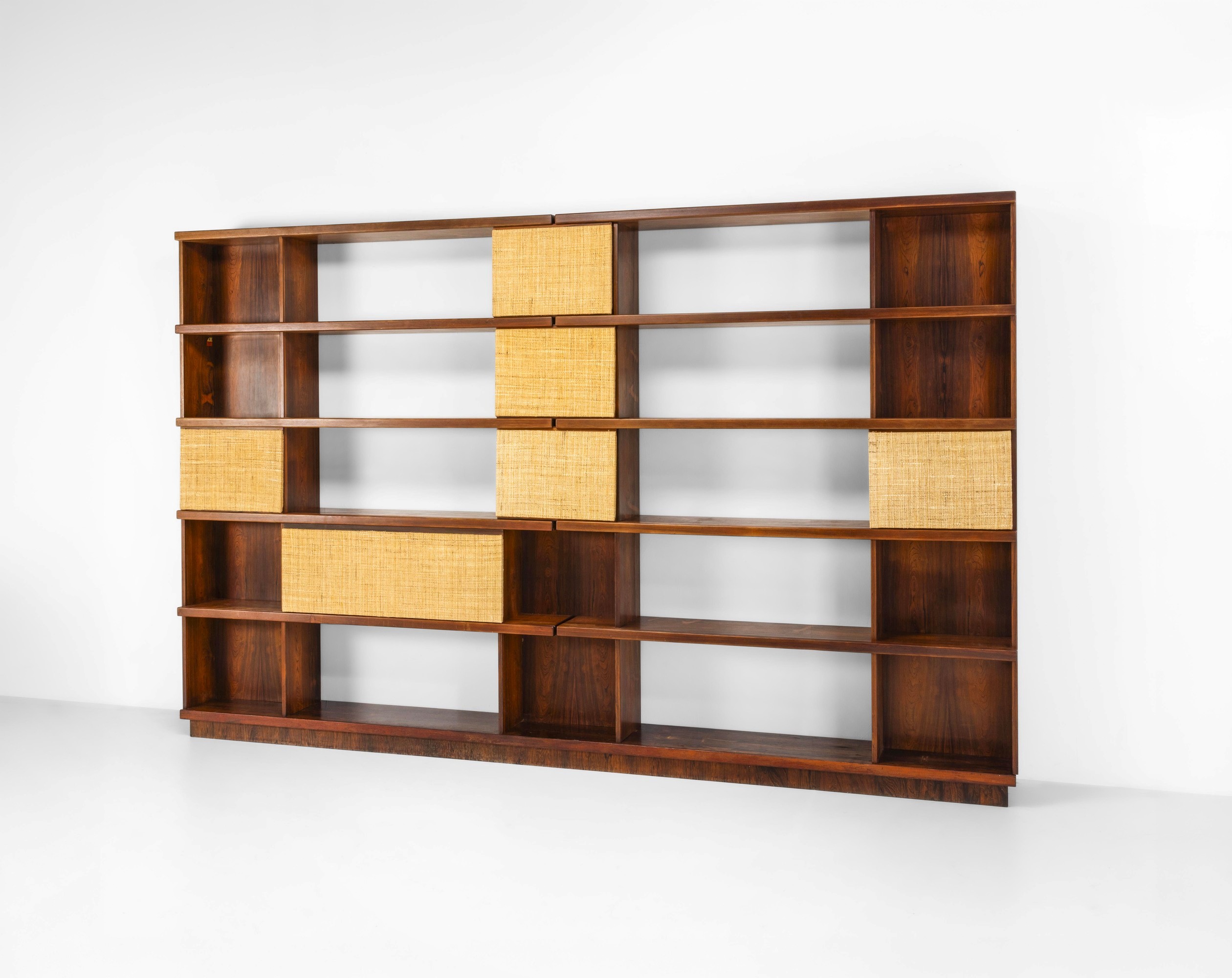 Ilmari Tapiovaara - Libreria in legno con ante scorrevoli