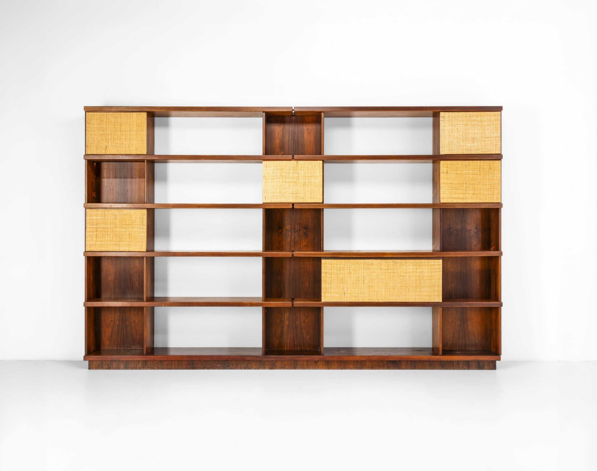 Ilmari Tapiovaara - Libreria in legno con ante scorrevoli