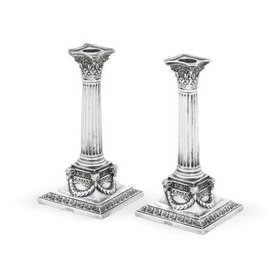 Martin Hall & Co, Coppia di candelieri, Città di Sheffield, 1896, argento fuso e sagomato