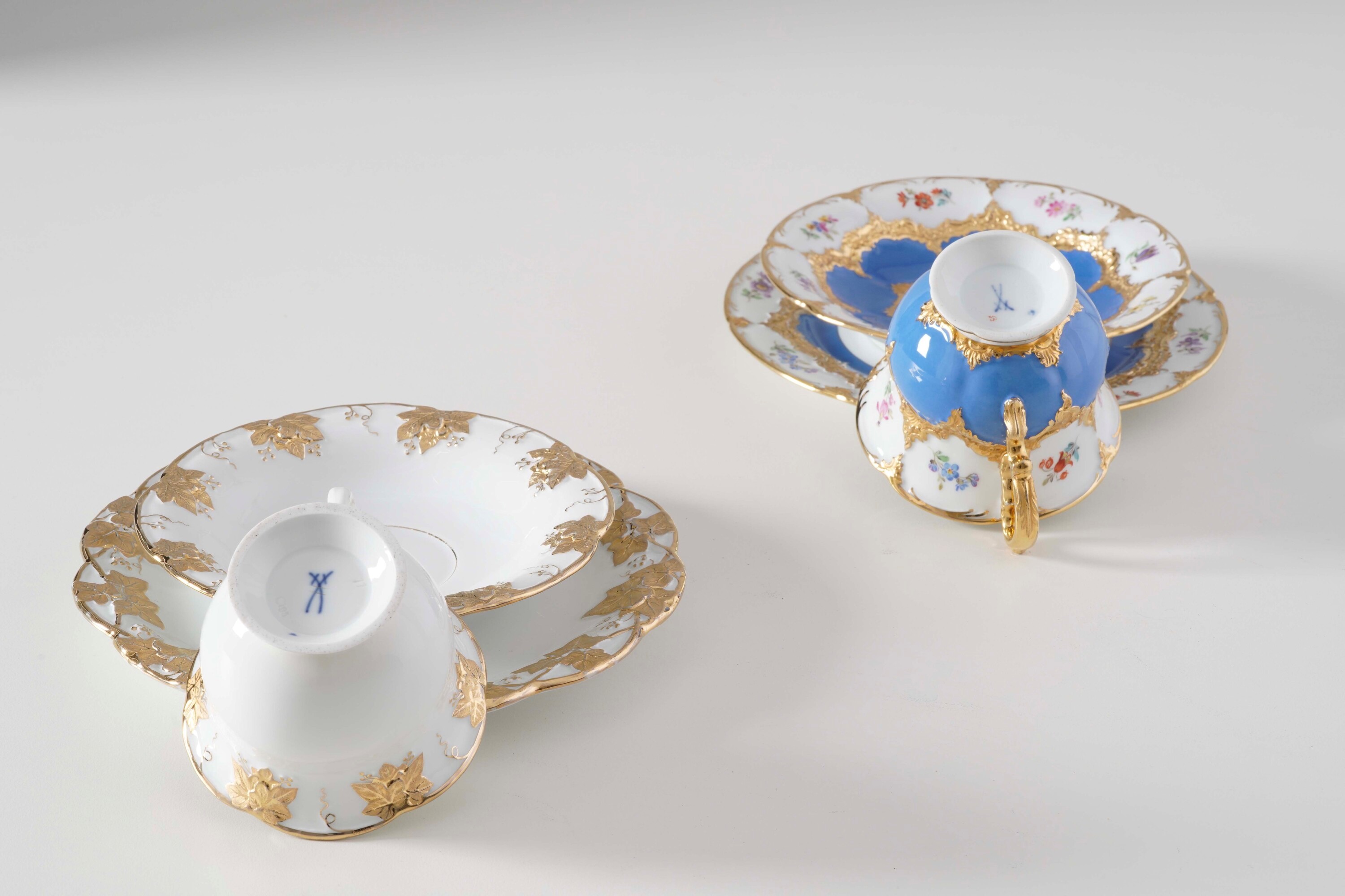 Meissen, Set di due tazze con piattino e sottopiatto, porcellana