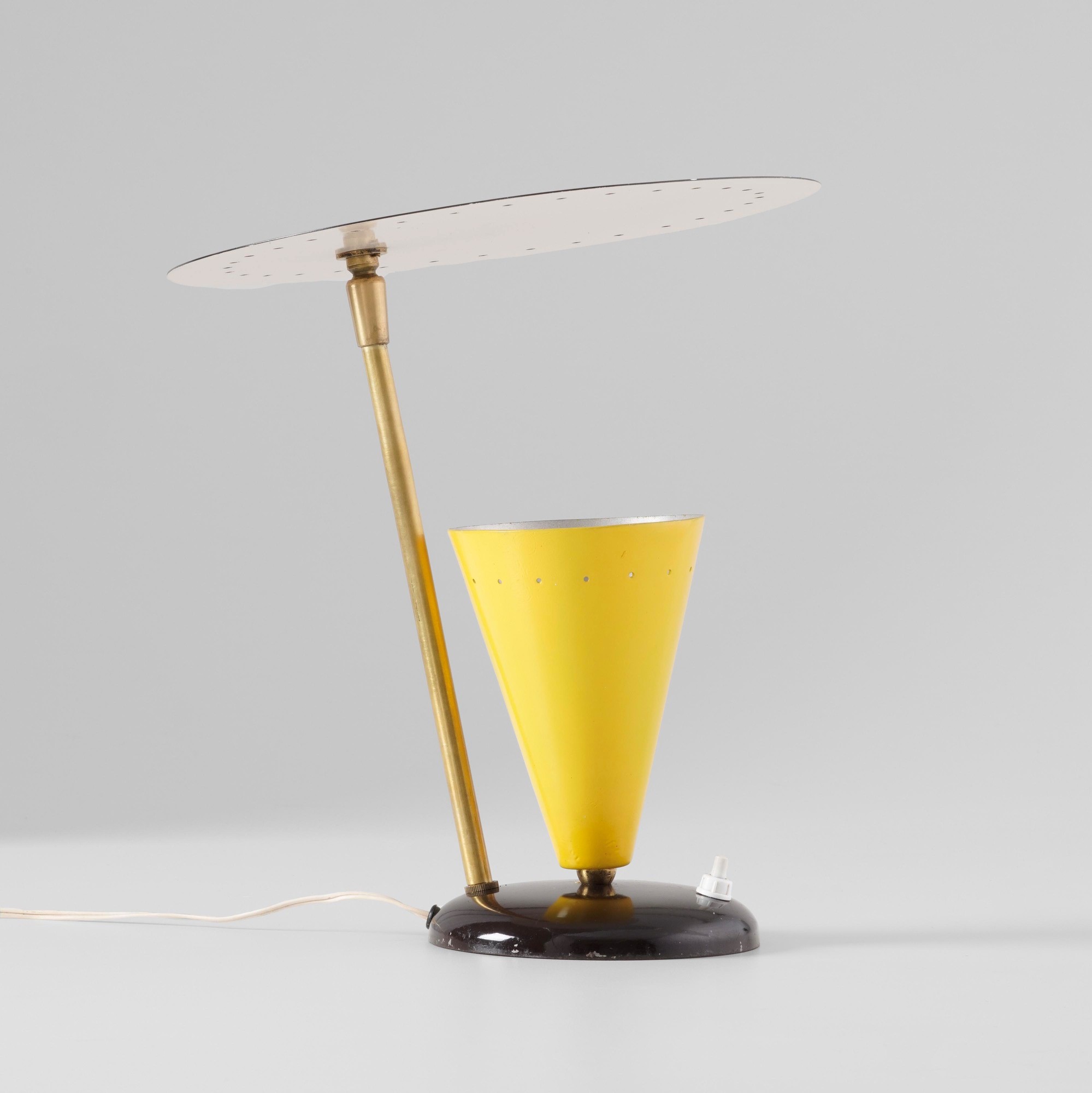 Lampada da tavolo, struttura in ottone e metallo laccato (produzione italiana, ca. 1950)