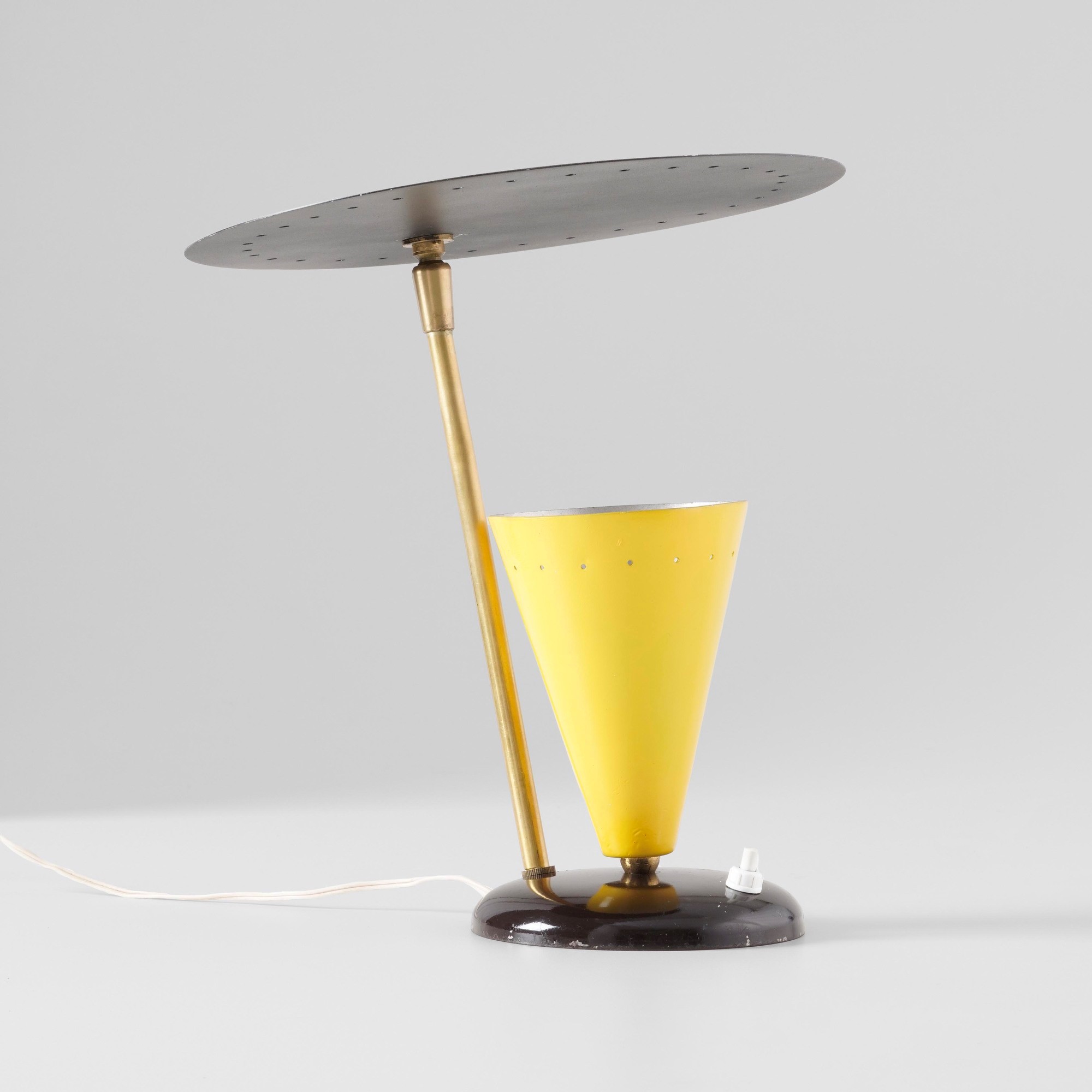 Lampada da tavolo, struttura in ottone e metallo laccato (produzione italiana, ca. 1950)