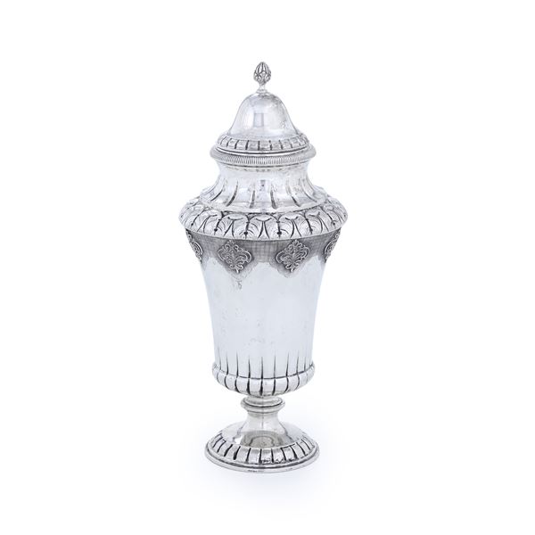Vaso con coperchio. Argenteria italiana della prima metà del XX secolo, argentiere Cesa, Alessandria