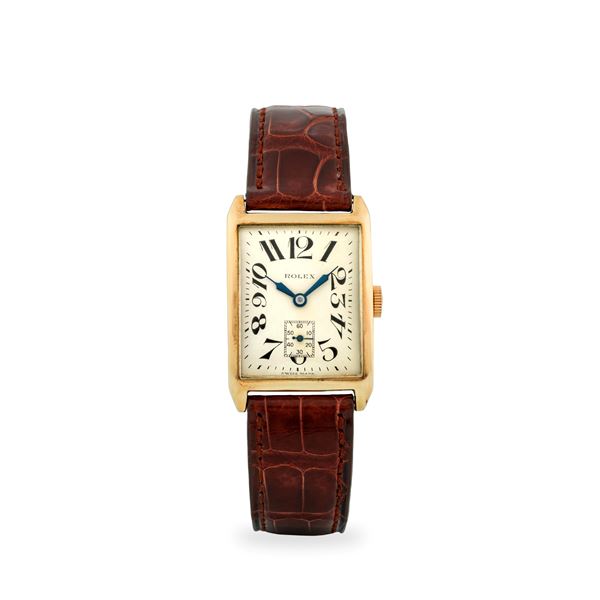 Orologio Art Decò ref. 556 in oro giallo 9k, quadrante argentè con numeri Arabi esplosi e piccoli secondi al sei, lancette a siringa, circa 1920