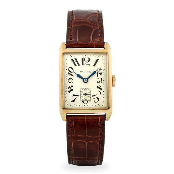 Rolex - Orologio Art Decò ref. 556 in oro giallo 9k, quadrante argentè con numeri Arabi esplosi e piccoli secondi al sei, lancette a siringa, circa 1920
