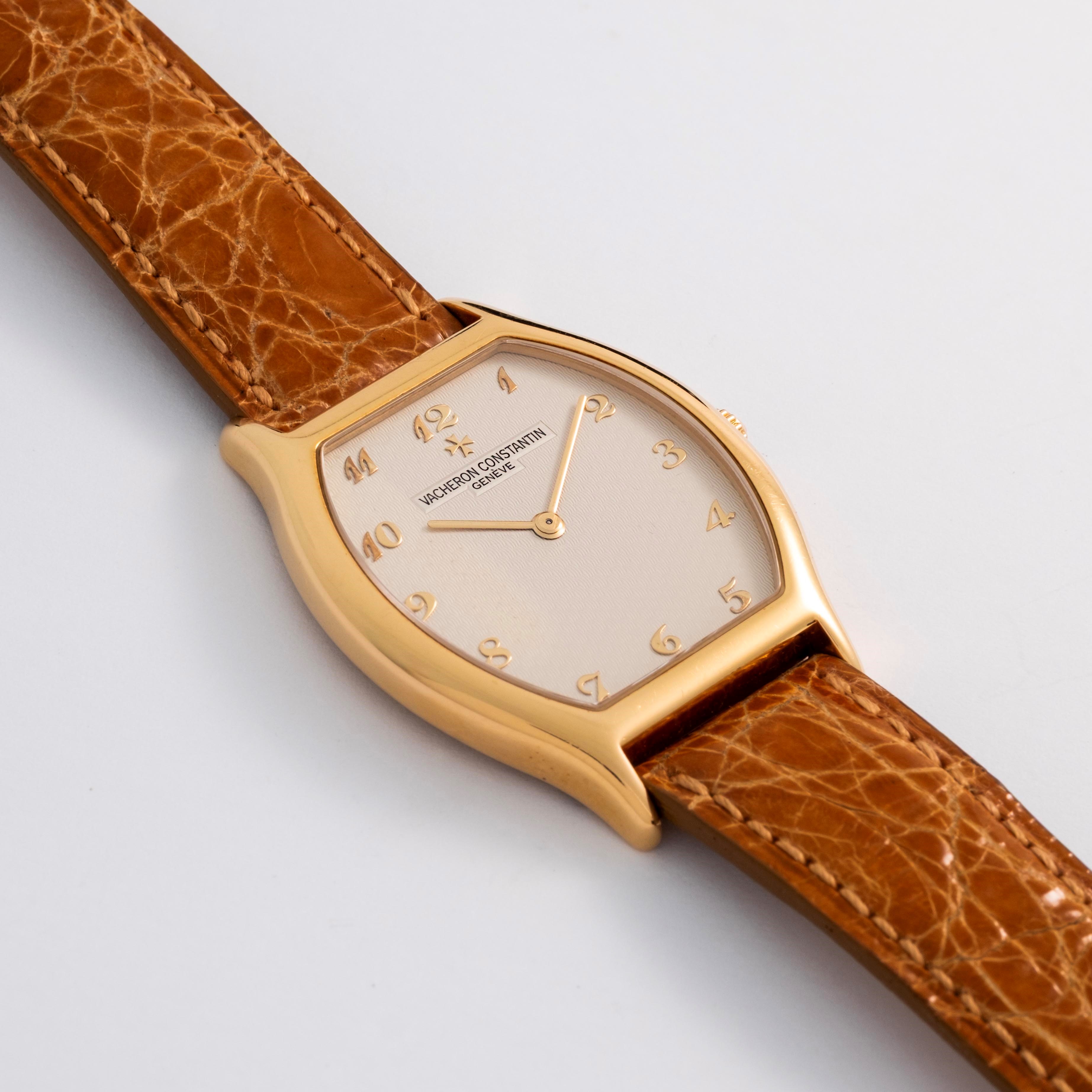 Vacheron & Constantin - Les Essentielles Tonneau, orologio in oro giallo 18k con quadrante argent...