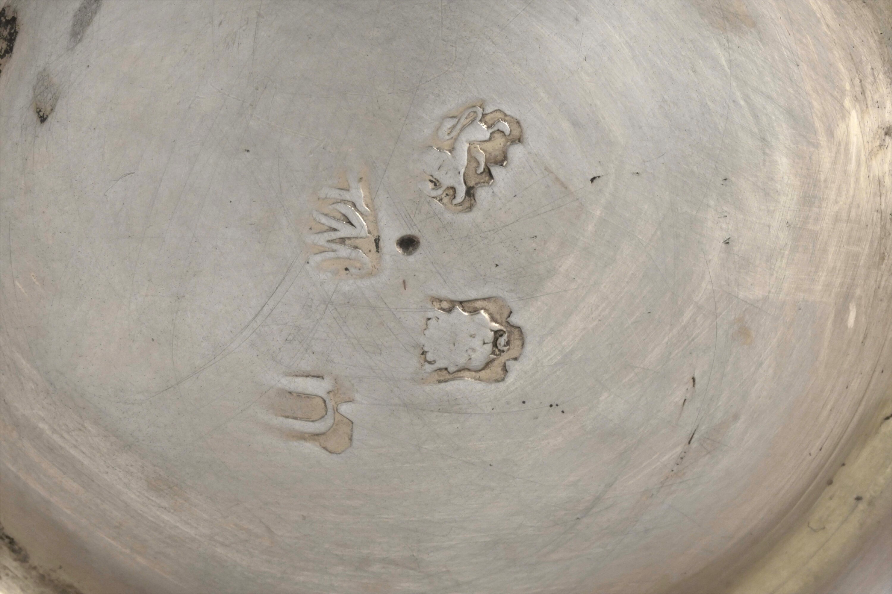 Anonimo, Mug Londra 1748 — argento fuso, sbalzato e cesellato con marchio parziale dell’argentier...