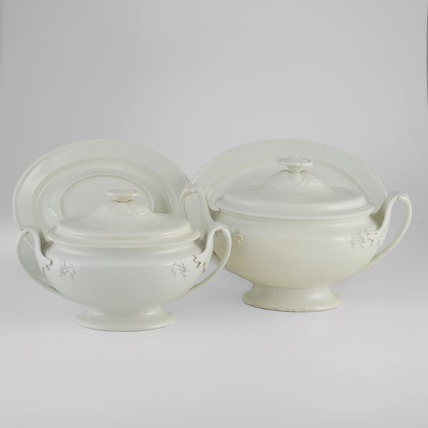 Due zuppiere con sottopiatto.<BR>Inghilterra, Manifattura Wedgwood, XIX secolo.