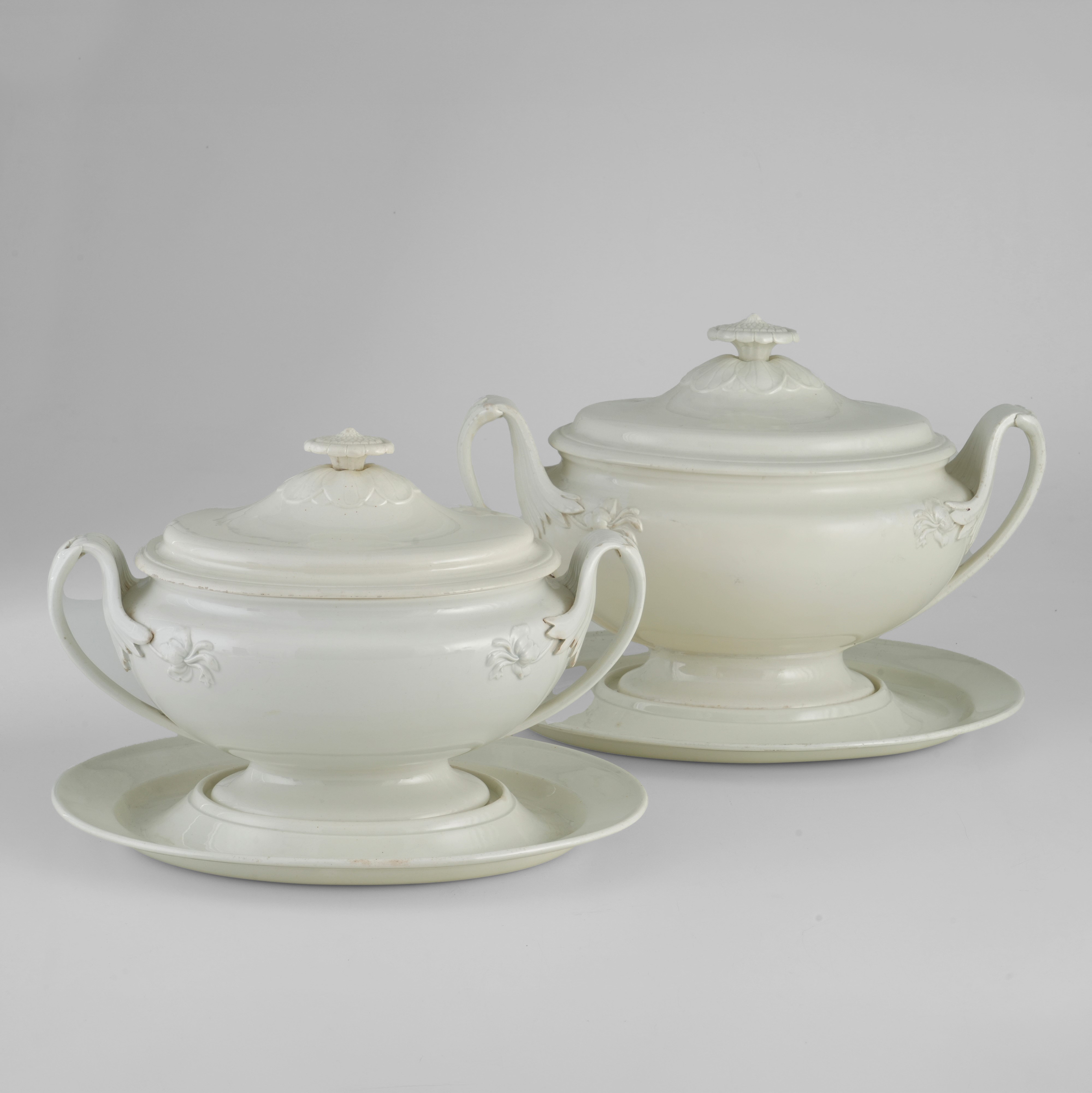 Due zuppiere con sottopiatto. Inghilterra, Manifattura Wedgwood, XIX secolo.