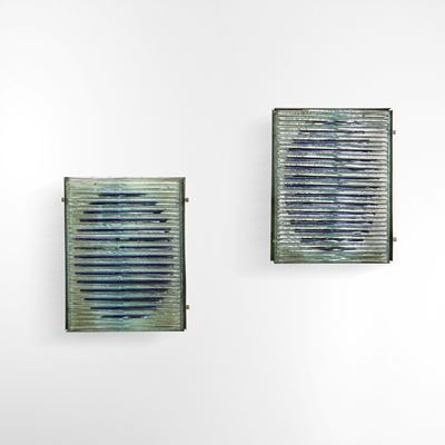 Produzione italiana, Coppia di lampade da parete in metallo con diffusori in plexiglass