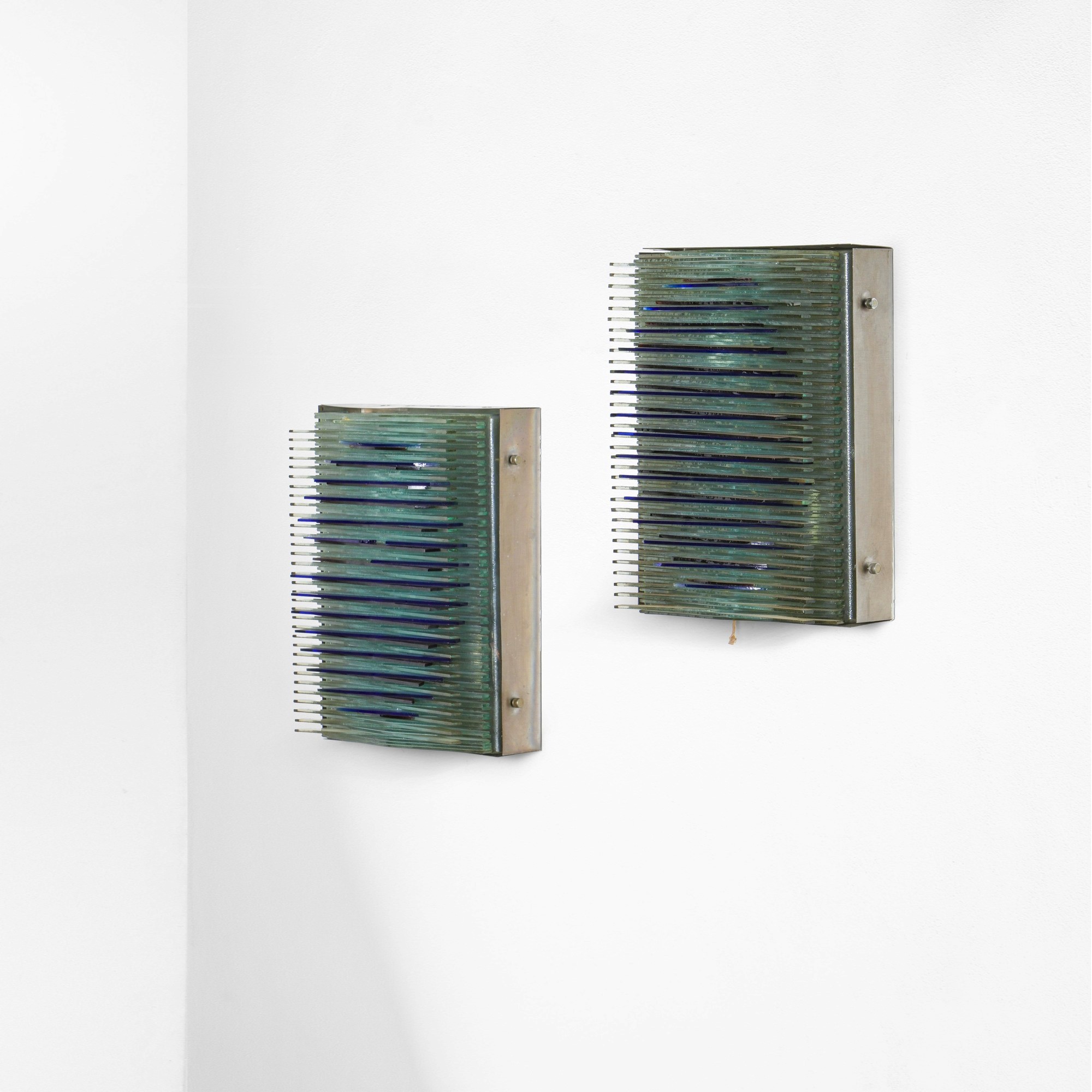 Produzione italiana, Coppia di lampade da parete in metallo con diffusori in plexiglass