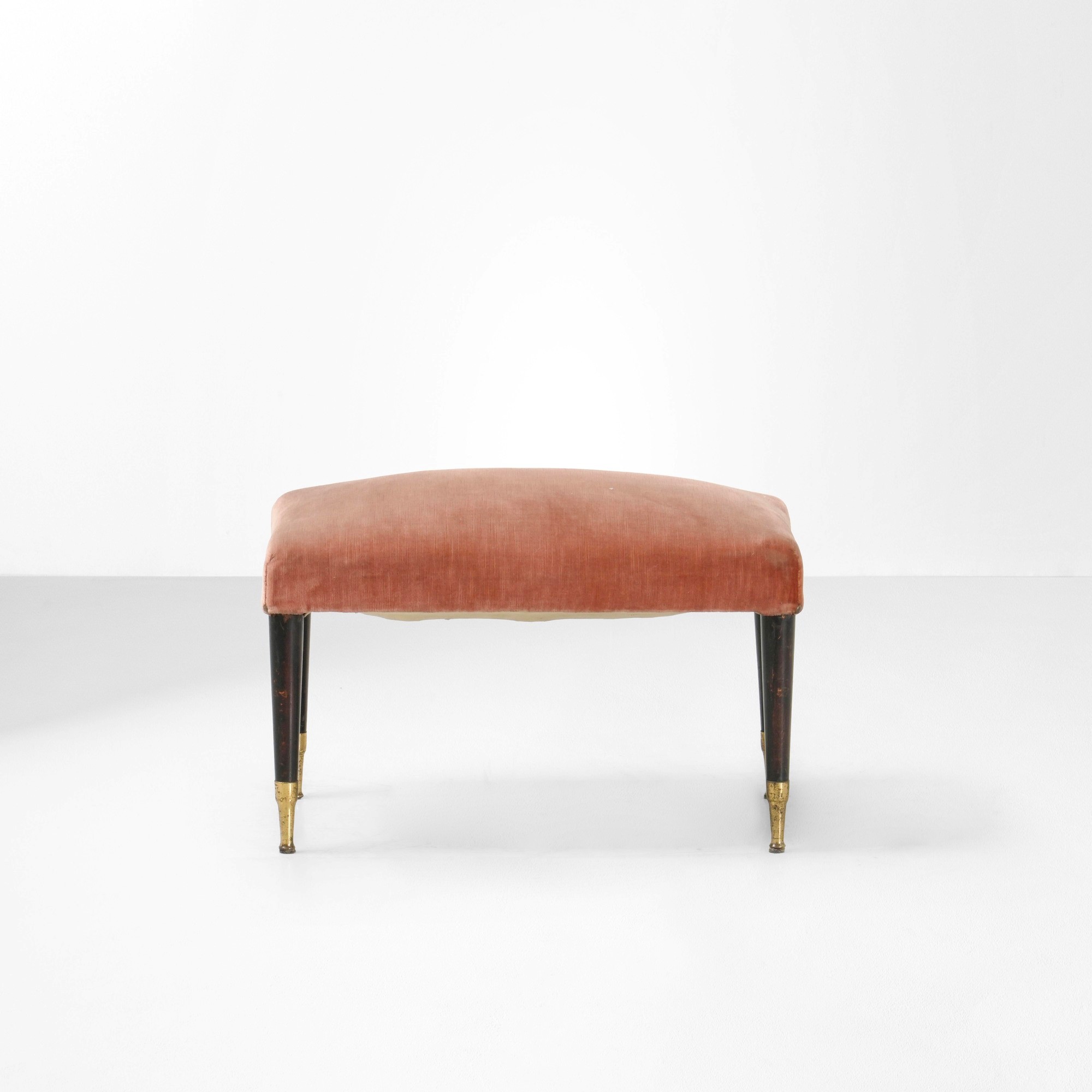 Pouf, struttura in legno e ottone, rivestimento in tessuto (produzione italiana, 1950 ca.)