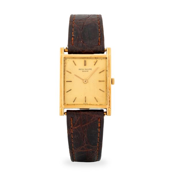 Patek Philippe - Orologio di forma ref. 3519 in oro giallo 18k, quadrante dorè con indici applicati, circa 1960