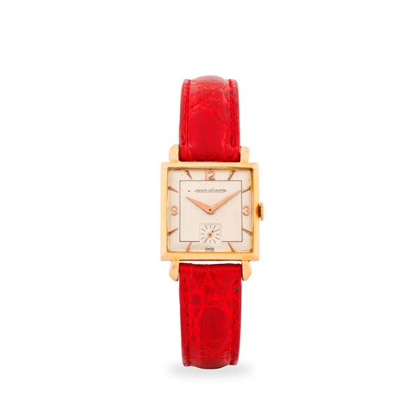 Orologio di forma in oro giallo 18k, quadrante argentè con piccoli secondi al sei, indici applicati e lancette Dauphine, circa 1940