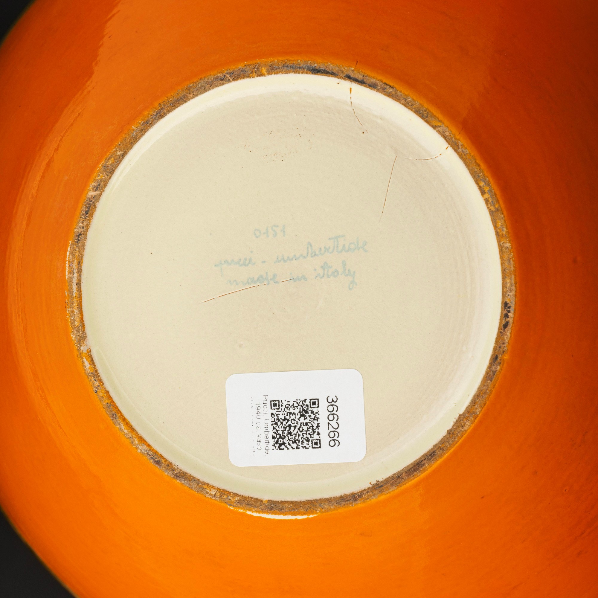 Pucci, Vaso globulare in maiolica con decorazione arancione e fasce dorate