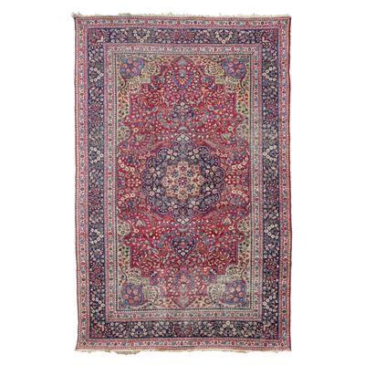Tappeto di Persia, metà XX secolo, fondo rosso con medaglione centrale blu